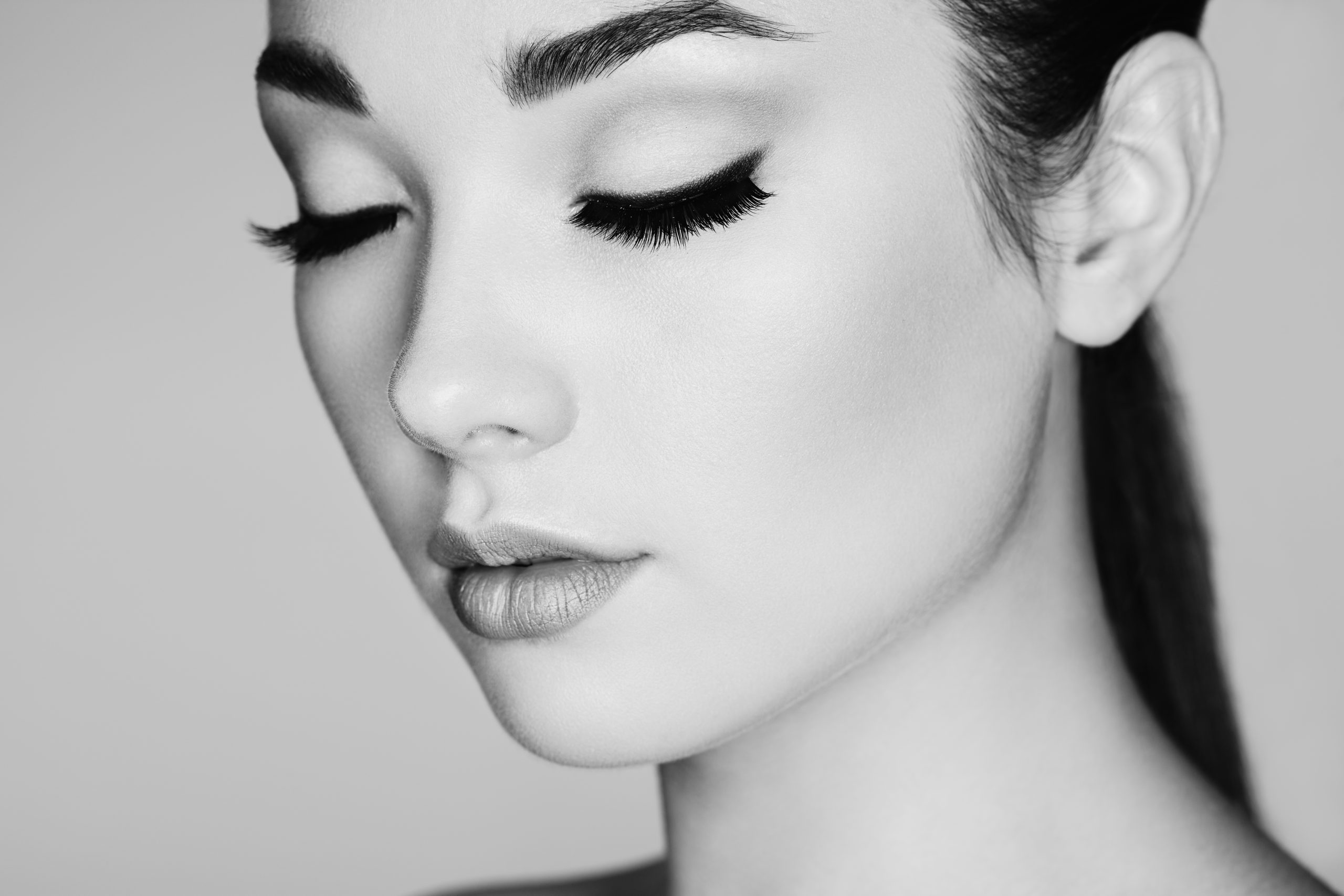 Woman with defined eyebrow and long lashes